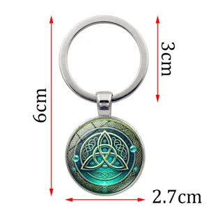 Dettaglio del portachiavi con nodo celtico Triquetra con misura di 6 cm totale.