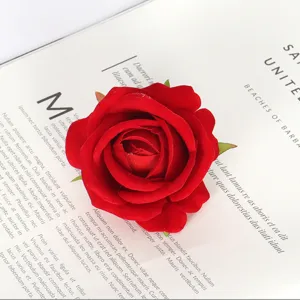 Tête de rose artificielle en velours rouge pour la décoration de mariage et de gâteaux.