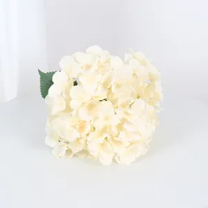 Nahaufnahme einer cremefarbenen künstlichen Hortensie aus weichem gebürstetem Stoff.