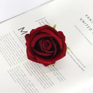 Tête de rose artificielle en velours rouge pour déco de mariage gâteau détail