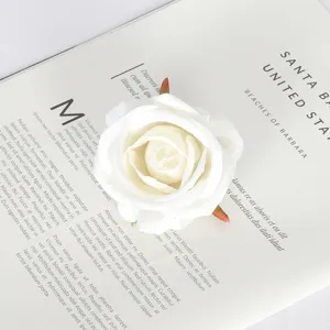 Gros plan de tête de rose artificielle en flanelle blanche, idéale pour la déco de mariage.