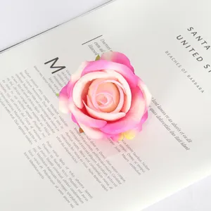Tête de rose artificielle en tissu fausse fleur pour décoration de mariage vue détaillée