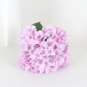 Detailansicht zartrosa künstlicher Hortensienblüten mit realistischen Stoffblättern.