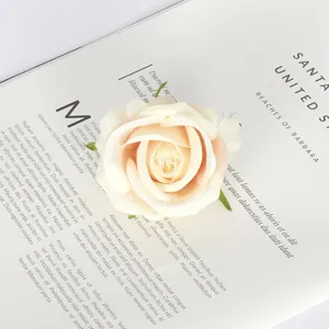 Gros plan détaillé de la tête de fleur de rose artificielle en flanelle rose pêche douce.