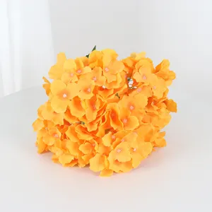 Detailansicht der lebhaften orangefarbenen 5-köpfigen künstlichen Hortensie für Deko