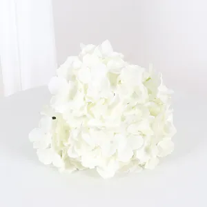 Nahaufnahme eines weißen Hortensienkopfs aus gebürstetem Stoff für Hochzeiten.