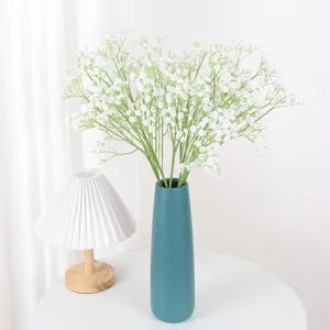 Kunstmatige gipskruid bloemenboeket met keramische vaas voor thuis bruiloft decoratie.