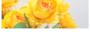 Gros plan macro de pétales de pivoines artificielles jaunes pour décoration de mariage