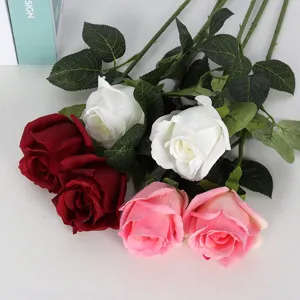 Varietà di rose artificiali rosse bianche e rosa per decorazioni domestiche e matrimoni.