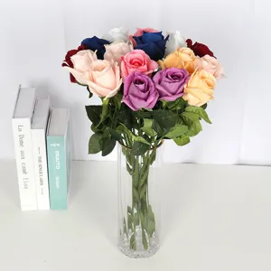 Rose artificiali idratanti di colori misti in un vaso di vetro per decorazioni
