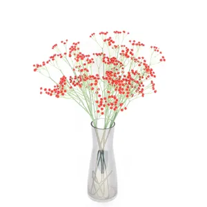 Kunstmatige rode gipskruid bloemenboeket met grijze glazen vaas voor huis bruiloft decoratie.