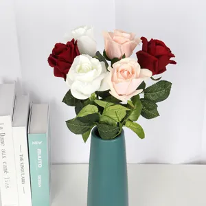 Elegante bouquet di rose artificiali premium con fiori rossi bianchi e rosa in un vaso