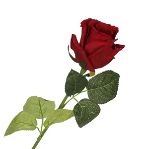 Rosa rossa artificiale singola con texture idratante per decorazioni casa