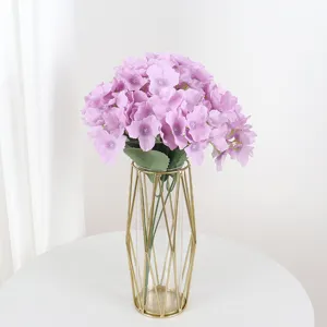 Elegante künstliche violette Hortensien mit 5 Köpfen in einer goldenen geometrischen Vase