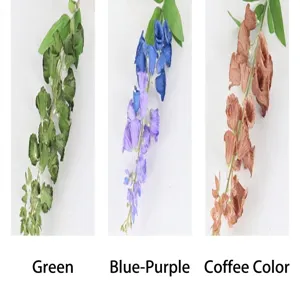 Detail von künstlichen Seidenmaiglöckchen in Grün, Blauviolett und Kaffeebraun Tönen