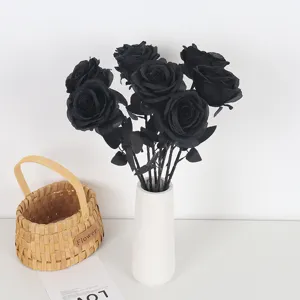 Elegantes rosas negras artificiales en jarrón blanco para decoración gótica de Halloween