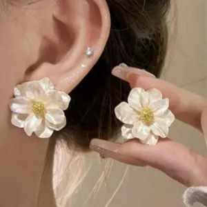 Elegant vintage cream flower stud earrings for women featuring a minimalist pearl-like finish