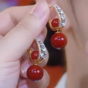 Eleganti orecchini coreani con perle rosse, strass brillanti e finitura color oro