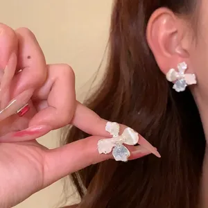 Exquisite weiße Kristallblumen-Ohrstecker im französischen Vintage-Stil an einem Modell