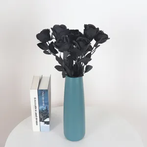 Realistische kunstmatige zwarte rozen voor Halloween gotische woondecoratie in vaas.
