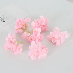 Piccole teste di ortensia artificiale rosa per accessori per capelli fai da te e decori.