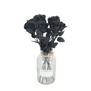 Gothische kunstmatige zwarte rozen in een glazen vaas voor minimalistische Halloween