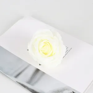 Gros plan sur la tête de fleur de rose artificielle, décoration florale en soie blanche.