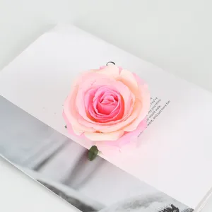 Tête de rose artificielle en soie rose dégradé, idéale pour la décoration de mariage et le bricolage.