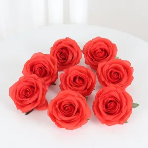 Têtes de roses rouges artificielles pour décoration de mariage et Saint-Valentin.