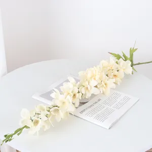 Belle branche de fleur artificielle de delphinium jacinthe pour déco de mariage.