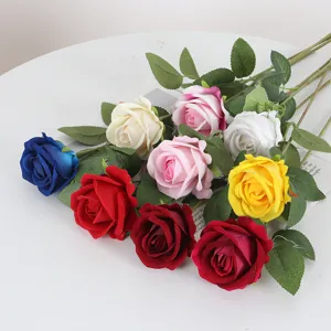 Primer plano de rosas artificiales de terciopelo para bodas y decoración de San Valentín