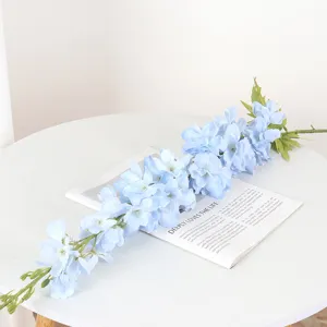 Détail de tige de fleur de pied d'loup artificielle bleue, présentation florale élégante.
