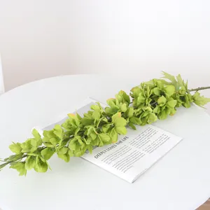 Vue de détail rapprochée de la jolie branche de fleur artificielle verte, belle décoration.
