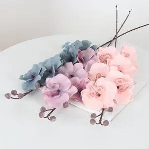 Elegante künstliche Phalaenopsis-Orchideen in Rosa, Lila und Blau für die Hausdeko