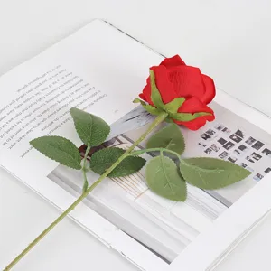 Rosa artificial realista de franela roja para decoración elegante del hogar.