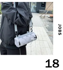 Nahaufnahme der stylischen zylindrischen Umhängetasche mit praktischer Frontgummikordel.