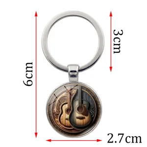Nahaufnahme eines Retro Gitarren Schlüsselanhängers mit 2,7 cm Glas Cabochon Anhänger