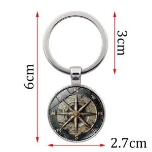 Vista dettagliata di un portachiavi a bussola vintage con dimensioni, lunghezza di 6 cm