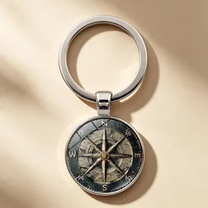 Dettaglio del portachiavi a bussola nautica vintage con cabochon in vetro.