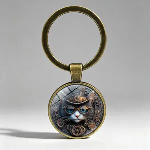 Dettaglio macro di un portachiavi a tema gatto steampunk con ingranaggi e cappello a cilindro