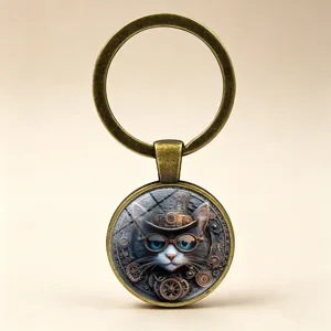Primo piano dettagliato di un portachiavi a forma di gatto steampunk vintage in bronzo