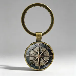 Primo piano del quadrante della bussola nautica vintage sotto un cabochon di vetro