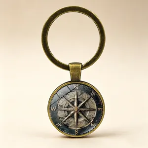 Vista dettagliata di un portachiavi a bussola nautica in bronzo vintage con cabochon
