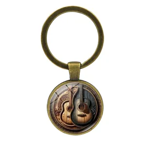 Vintage Bronze Schlüsselanhänger mit detailliertem Gitarren Holzmuster Glascabochon