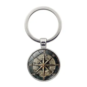 Classico portachiavi bussola nautica vintage con cabochon in vetro e anello in metallo.