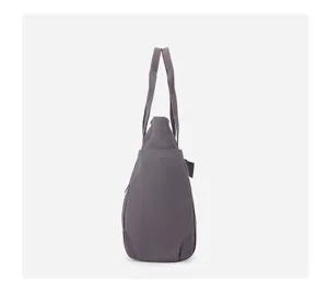 Gedetailleerd zijaanzicht van een grote grijze shopper tote bag voor dames en studenten.