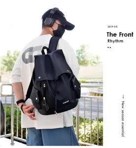 Detailansicht des schwarzen Rucksacks, lässiges Design für den Alltag mit praktischen Staufächern.