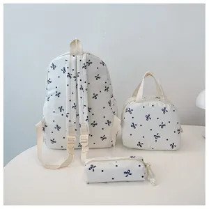 Vista detallada del lindo conjunto de mochila de 3 piezas con lazos y lunares azules.