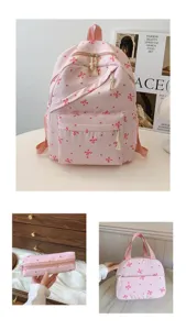 Vista detallada del conjunto de mochila rosa con lazo, con bolso bonito y estuche.