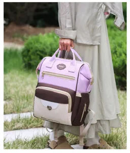 Vue détaillée du sac à dos à langer multifonctionnel avec des compartiments spacieux pour bébés.
